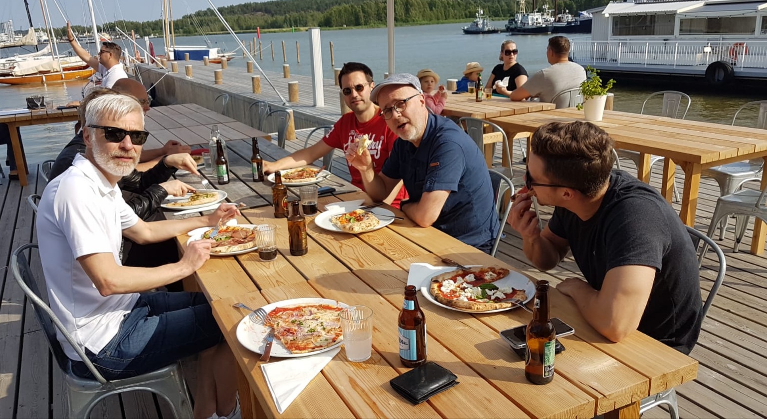 Turun tiimi pizzalla Ruissalon telakalla