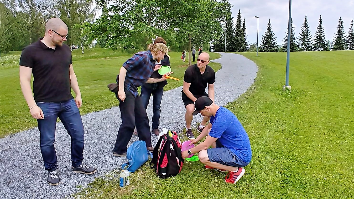Frisbeegolfin värikkäät välineet