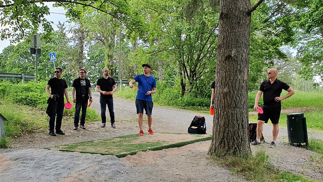 Frisbeegolffia tiimityönä